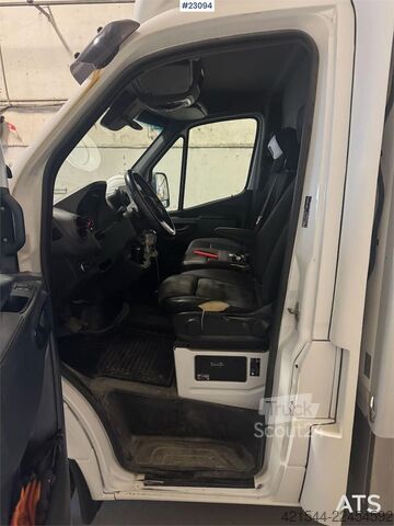 čemodāns Mercedes-Benz Sprinter 4x2 box truck.