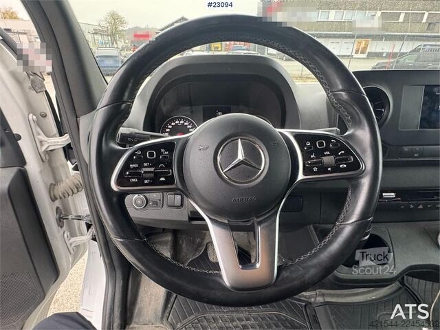 čemodāns Mercedes-Benz Sprinter 4x2 box truck.