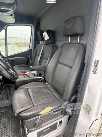 čemodāns Mercedes-Benz Sprinter 4x2 box truck.