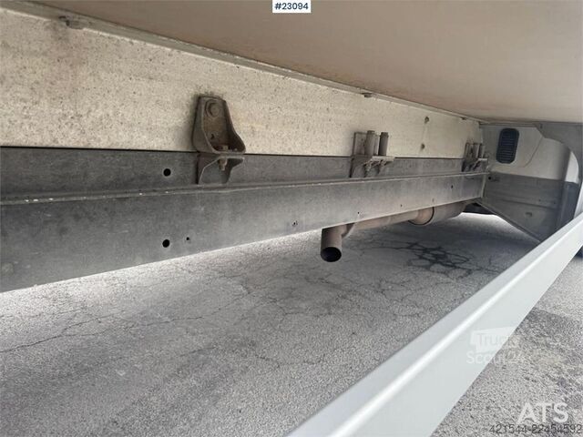 čemodāns Mercedes-Benz Sprinter 4x2 box truck.