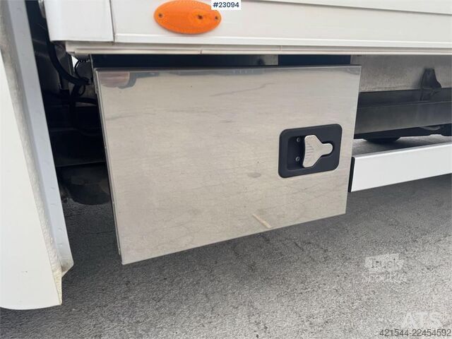 čemodāns Mercedes-Benz Sprinter 4x2 box truck.