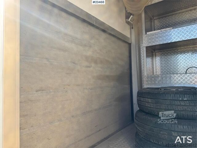 حقيبة سفر Mercedes-Benz Sprinter 519 Box Van w/Tail Lift – Shelving – 2 Se