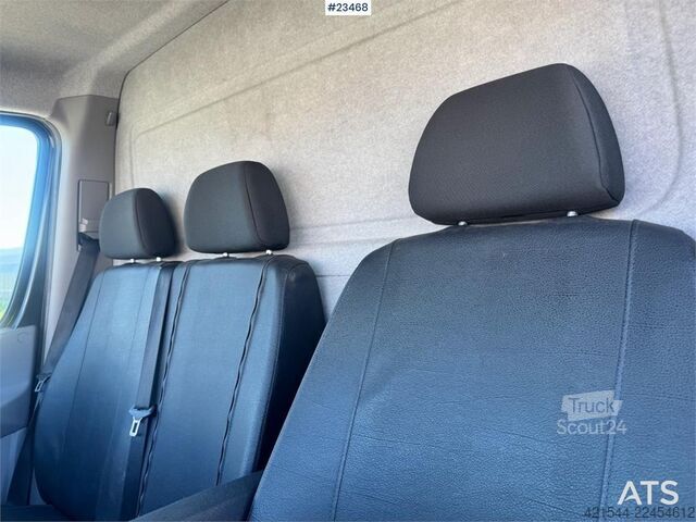 حقيبة سفر Mercedes-Benz Sprinter 519 Box Van w/Tail Lift – Shelving – 2 Se