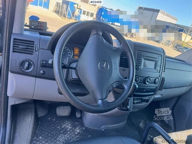 حقيبة سفر Mercedes-Benz Sprinter 519 Box Van w/Tail Lift – Shelving – 2 Se