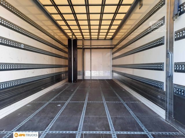 Camión caja MERCEDES-BENZ 1824 L ACTROS Koffer 7,35 m mit Tür + LBW 2t