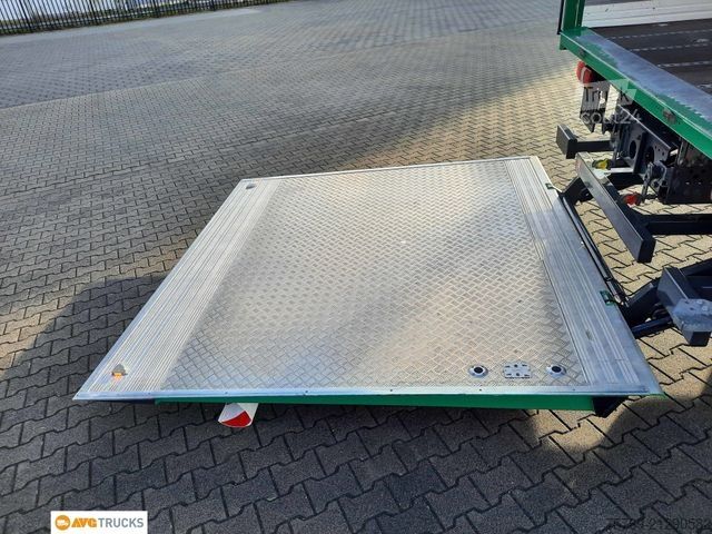 Camión caja MERCEDES-BENZ 1824 L ACTROS Koffer 7,35 m mit Tür + LBW 2t