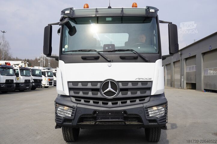 Vinçli platform Mercedes-Benz Arocs 2633 flatbed truck / Crane FASSI
