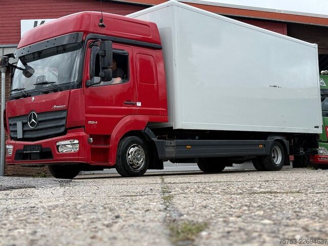 Vrachtwagen met bakwagen MERCEDES-BENZ 824 / 924 L Möbel-Koffer, großes Fhs., LBW