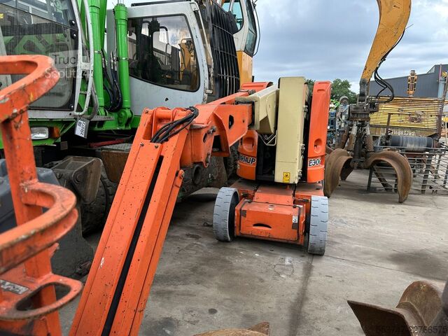 Шарнирен повдигач на стрела JLG E 300 AJP