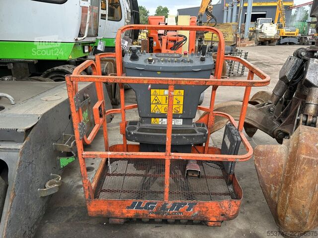 Шарнирен повдигач на стрела JLG E 300 AJP