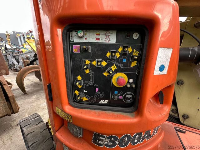 Шарнирен повдигач на стрела JLG E 300 AJP