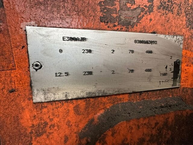 Шарнирен повдигач на стрела JLG E 300 AJP