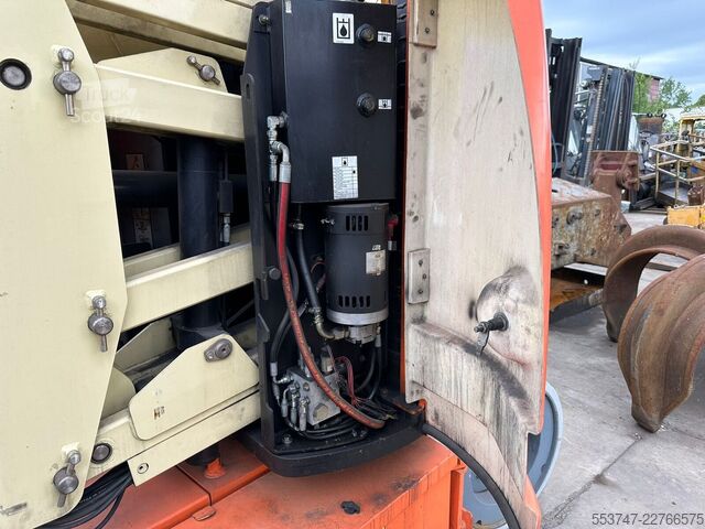 Шарнирен повдигач на стрела JLG E 300 AJP