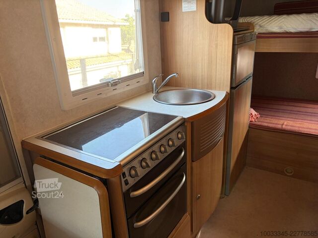 Alkoven karavan  