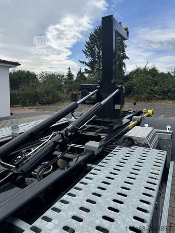 Hookloader Fuso Canter 9C18 Abrollkipper 65990 Euro