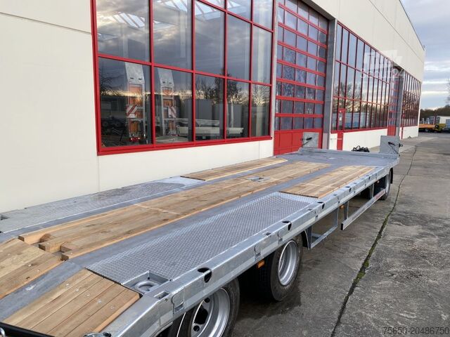 Low loader trailer Möslein T 3-8,20 P VB H1 Blatt  3 Achs Tieflader mit gerader Ladefläche 8,10 m, Neufahrzeug