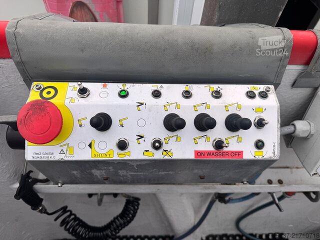 Uz kravas automobiļa uzstādīta darba platforma Renault D12 Steiger  France Elevateur 192 CPM