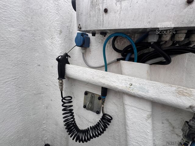 Uz kravas automobiļa uzstādīta darba platforma Renault D12 Steiger  France Elevateur 192 CPM