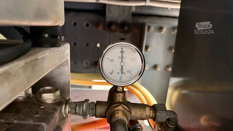 Uz kravas automobiļa uzstādīta darba platforma Renault D12 Steiger  France Elevateur 192 CPM