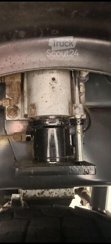 Uz kravas automobiļa uzstādīta darba platforma Renault D12 Steiger  France Elevateur 192 CPM