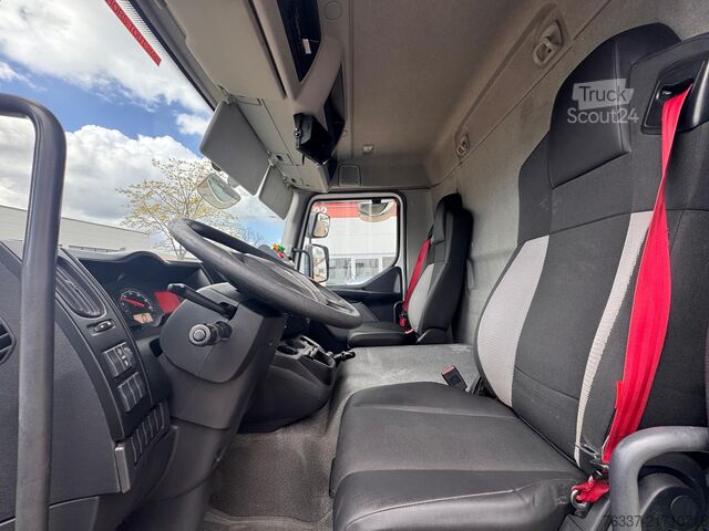 Uz kravas automobiļa uzstādīta darba platforma Renault D12 Steiger  France Elevateur 192 CPM