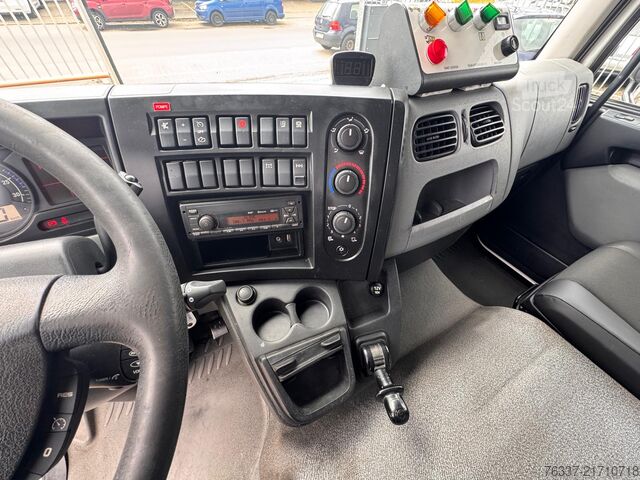 Uz kravas automobiļa uzstādīta darba platforma Renault D12 Steiger  France Elevateur 192 CPM