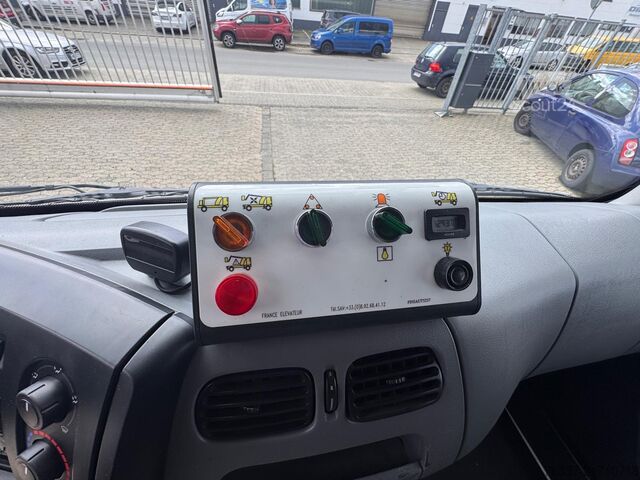 Uz kravas automobiļa uzstādīta darba platforma Renault D12 Steiger  France Elevateur 192 CPM