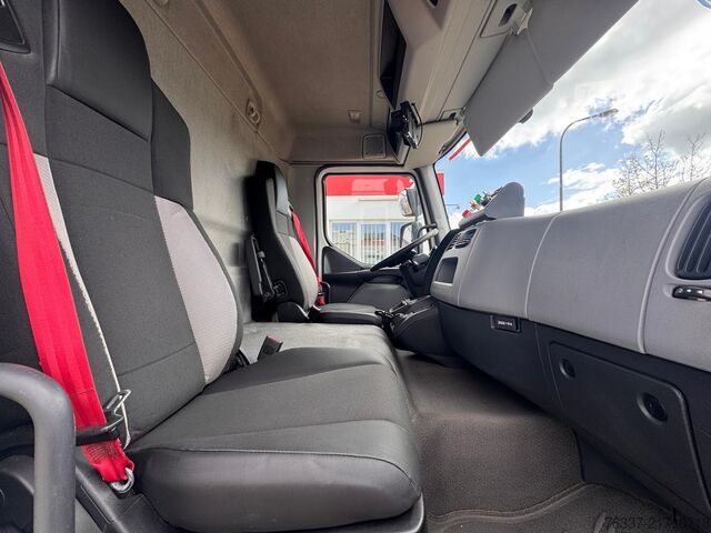 Uz kravas automobiļa uzstādīta darba platforma Renault D12 Steiger  France Elevateur 192 CPM