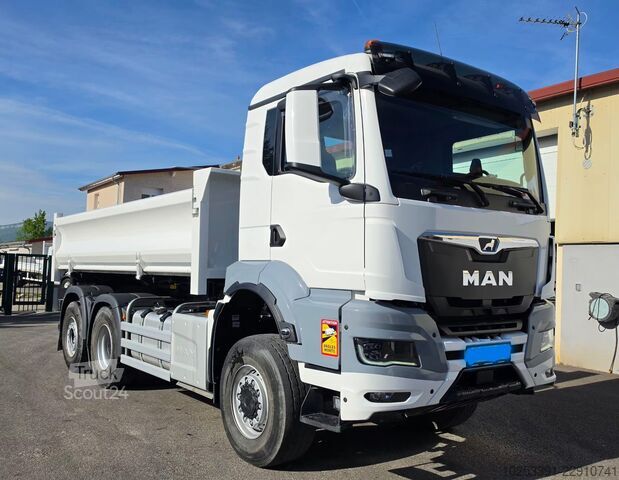 شاحنة قلابة ثلاثية الجوانب MAN TGS 26.520