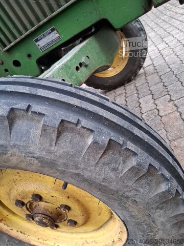 Traktor John Deere 820