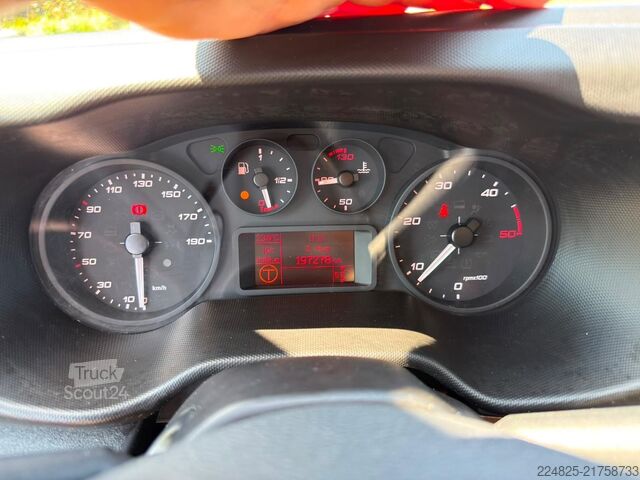 Laatikkoauto IVECO DAILY 70C18 KOFFERAUFBAU+LBW*2019*EURO6*TÜV*SERV