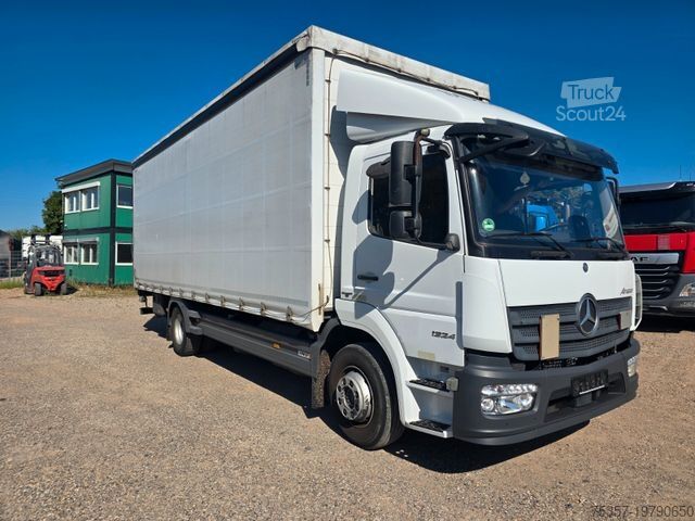 Transportador con plataforma y toldo MERCEDES-BENZ 1324 Plane Spriegel Hebebühne.