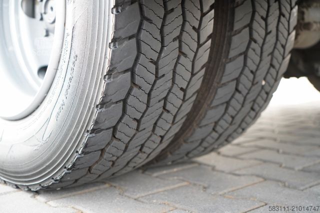 Camion jumbo RENAULT D 210 / 4x2 / KONTENER / 7,5M / WINDA DHOLLANDIA