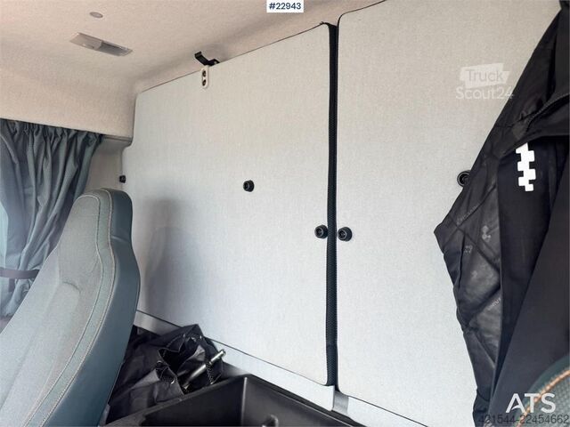 Resväska Volvo FE350 4x2 box truck – fridge/freezer unit – Bussby