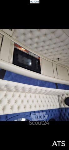 Matkalaukku Volvo FH16 16 pallet 6x4 box truck with Onspot tool boxe
