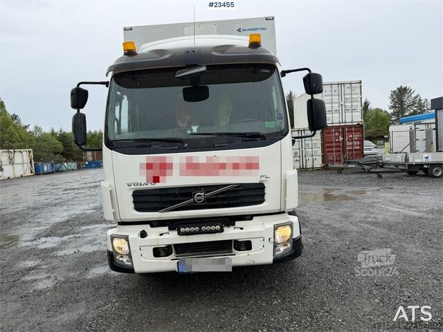 Matkalaukku Volvo FL 4x2 box truck with a 1500 kg lift and remote co
