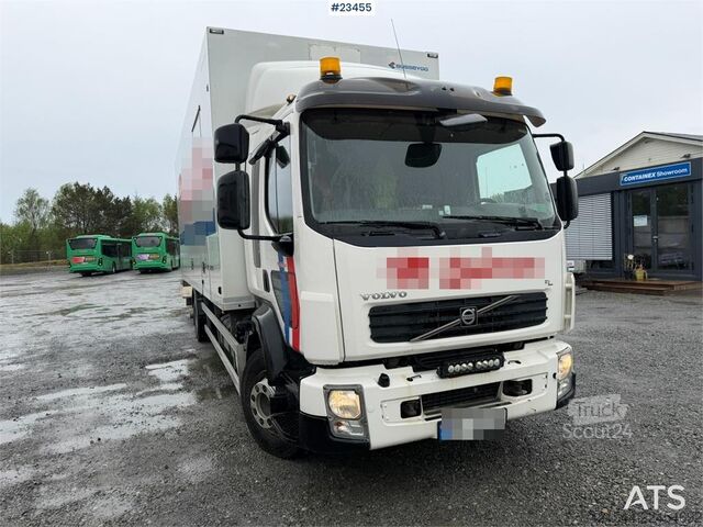 Matkalaukku Volvo FL 4x2 box truck with a 1500 kg lift and remote co