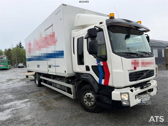 Matkalaukku Volvo FL 4x2 box truck with a 1500 kg lift and remote co