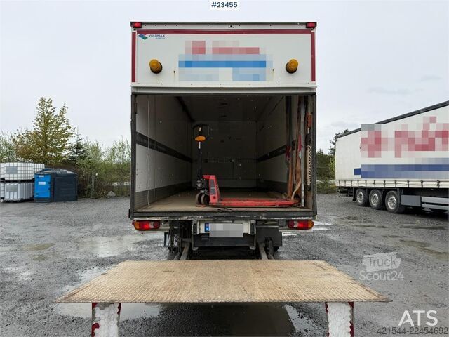 Matkalaukku Volvo FL 4x2 box truck with a 1500 kg lift and remote co