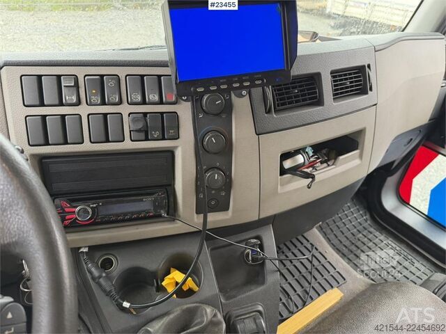 Mala Volvo FL 4x2 box truck with a 1500 kg lift and remote co