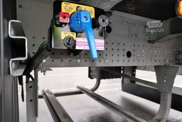 Semiremorcă carosată SCHMITZ CARGOBULL SKO/SBO  24 ZURRLEISTE / ZURRINGE / LIFTACHSE