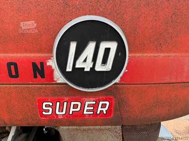 Κλασικό τρακτέρ Massey Ferguson 140