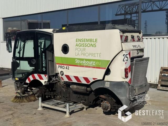 Prilagojeno dostavno vozilo  Azura MC 210