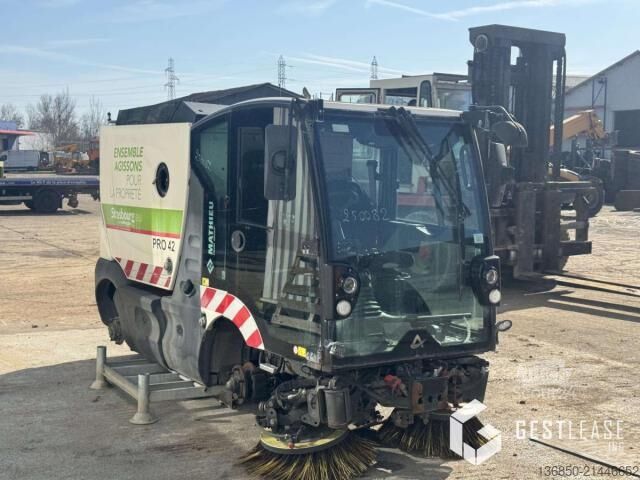 Prilagojeno dostavno vozilo  Azura MC 210