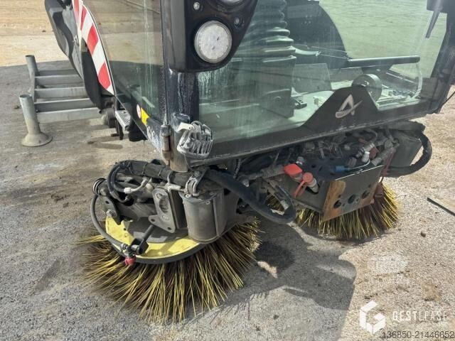 Prilagojeno dostavno vozilo  Azura MC 210