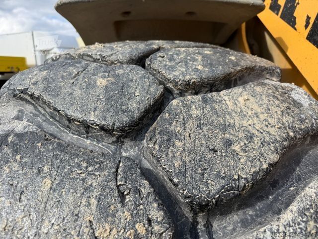 Tekerlekli yükleyici LIEBHERR L580 Radlader