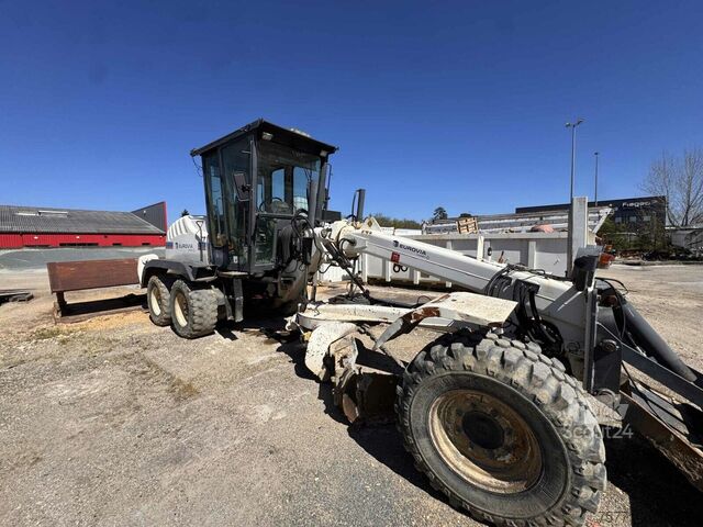 Greideris New Holland F106.6A 6x6 12 TON RÓWNIARKA