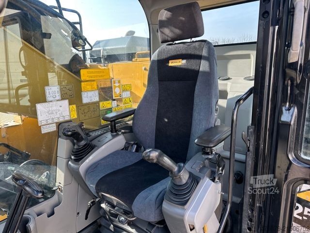 Chain excavator CATERPILLAR 325 FL CR / Gummipads