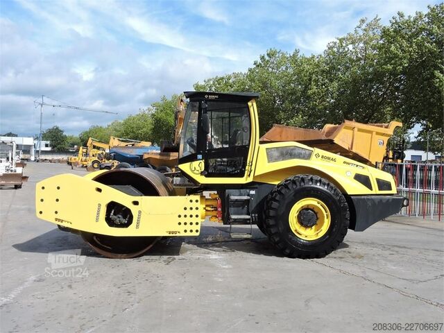 Walec jednobębnowy BOMAG BW226