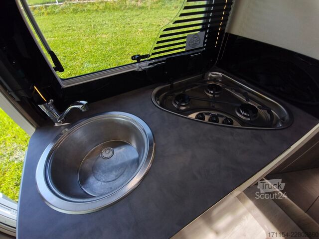 Poluintegrisani kamper CHAUSSON titanium 767 GA Automatik, Hubbett und Längsbett